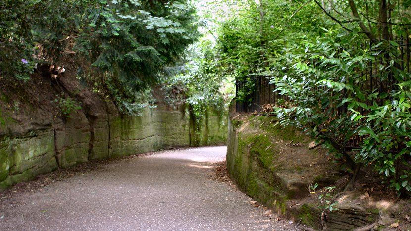 Entering Warwick Castle 2006-06-06@0840-52
